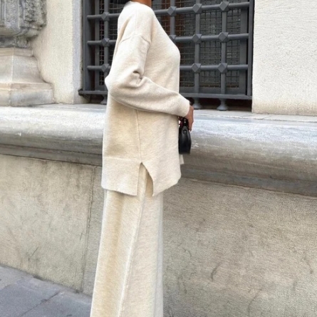 Set Beige Tricotat cu Fustă Midi și Bluză Largă
