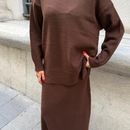 Set Maro Tricotat cu Fustă Midi și Bluză Largă