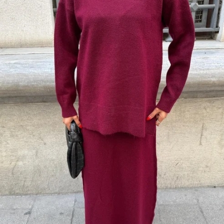 Set Burgundy Tricotat cu Fustă Midi și Bluză Largă