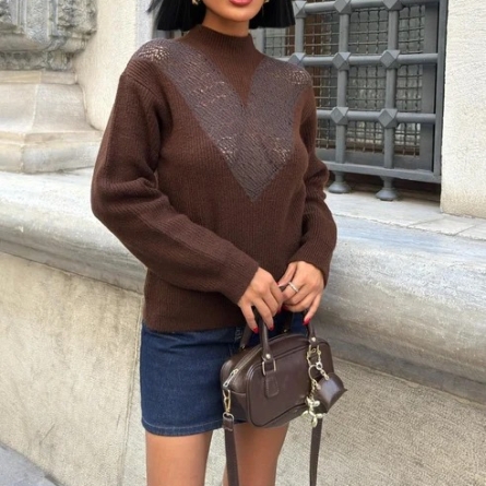 Коричневый Вязаный Свитер с Ажурной Вставкой в Форме V