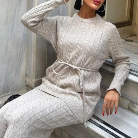 Costum Ecru Tricotat cu Model Romb și Cordon