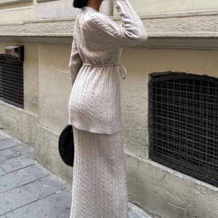 Costum Ecru Tricotat cu Model Romb și Cordon