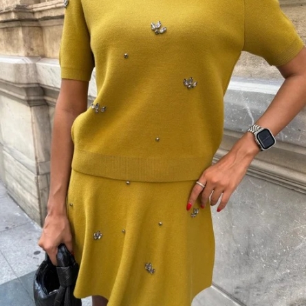 Вязаный Комплект Горчичного Цвета с Вышивкой и Юбкой Клеш