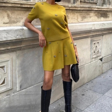 Вязаный Комплект Горчичного Цвета с Вышивкой и Юбкой Клеш