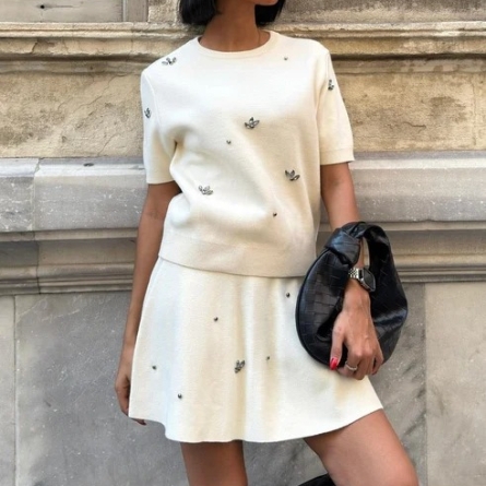 Set Tricotat Beige cu Broderii și Fustă Evazată