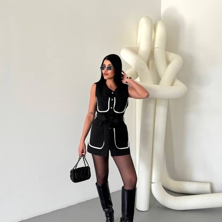 Vesta Neagra cu Buzunar si Nasturi