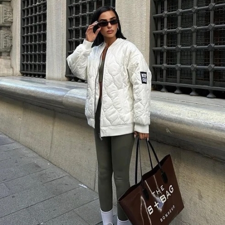Белая стёганая оверсайз бомбер куртка