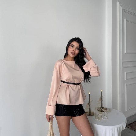 Пудровая блузка с поясом и свободным кроем