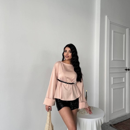 Пудровая блузка с поясом и свободным кроем