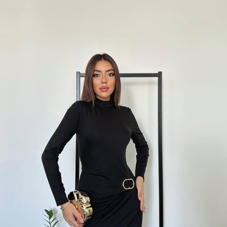 Rochie Midi Neagră cu Detaliu Metalic &icirc;n Talie