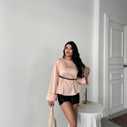 Пудровая блузка с поясом и свободным кроем