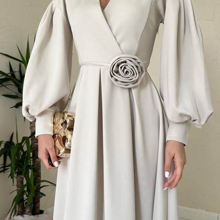 Бежевое миди-платье с пышными рукавами и цветком