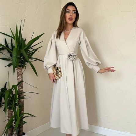 Бежевое миди-платье с пышными рукавами и цветком