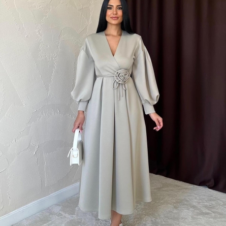 Серое миди-платье с пышными рукавами и цветком