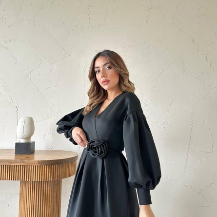 Rochie Neagră Midi cu M&acirc;neci Bufante și Floare