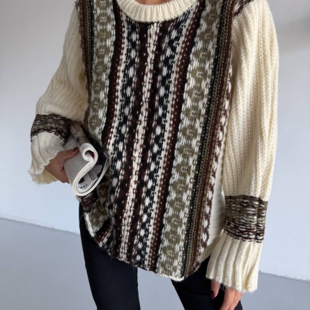 Knitted sweater with geometric vertical pattern