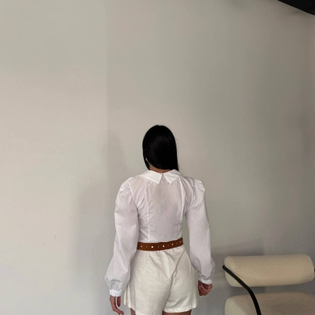 Белая блузка с кружевным воротником и пышными рукавами