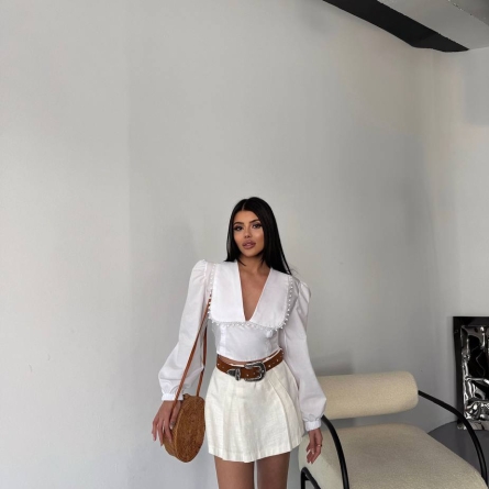 Белая блузка с кружевным воротником и пышными рукавами