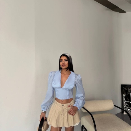 Bluză crop bleu cu guler decorativ și m&acirc;neci bufante