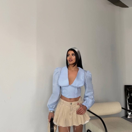 Bluză crop bleu cu guler decorativ și m&acirc;neci bufante