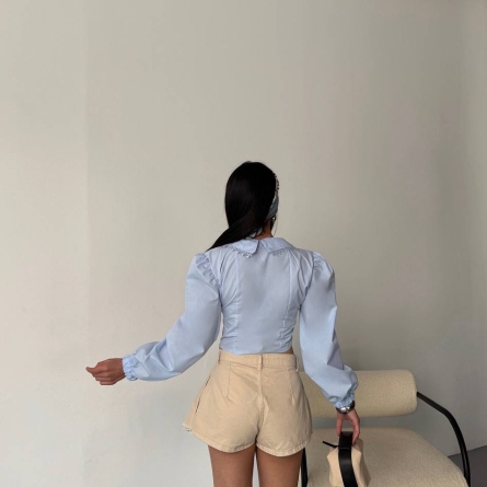 Bluză crop bleu cu guler decorativ și m&acirc;neci bufante