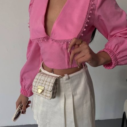 Bluză crop roz cu guler decorativ și m&acirc;neci bufante