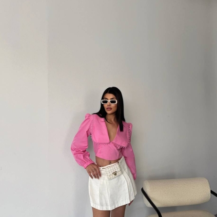 Bluză crop roz cu guler decorativ și m&acirc;neci bufante