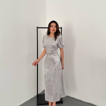 Серебрянное Платье Миди с Пайетками и Пышными Рукавами