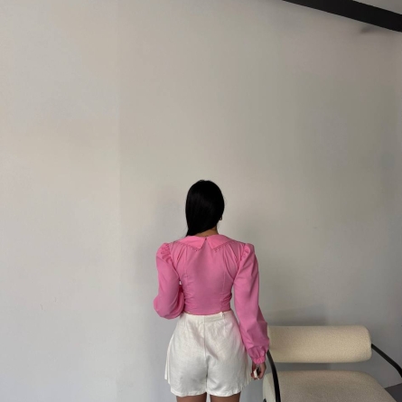 Bluză crop roz cu guler decorativ și m&acirc;neci bufante