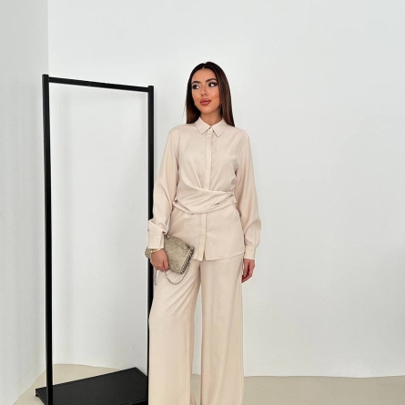 Set Bej cu Cămașă cu Drapaj și Pantaloni Largi
