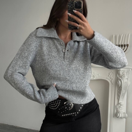Pulover gri cu guler polo și nasturi