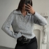 Pulover gri cu guler polo și nasturi