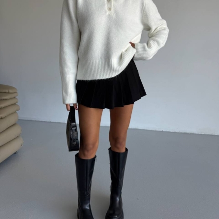 Белый свободный свитер с воротником поло