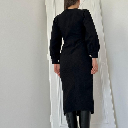 Черное миди-платье из хлопка с декоративной цепочкой