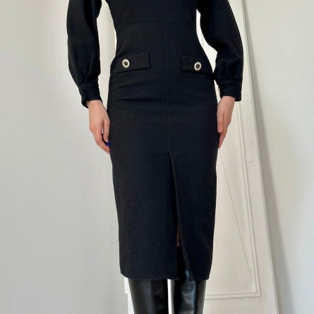 Черное миди-платье из хлопка с декоративной цепочкой