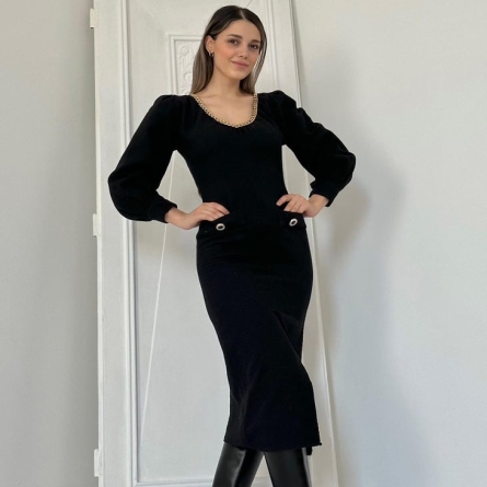 Черное миди-платье из хлопка с декоративной цепочкой