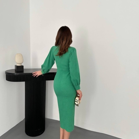 Зеленое миди-платье из хлопка с декоративной цепочкой