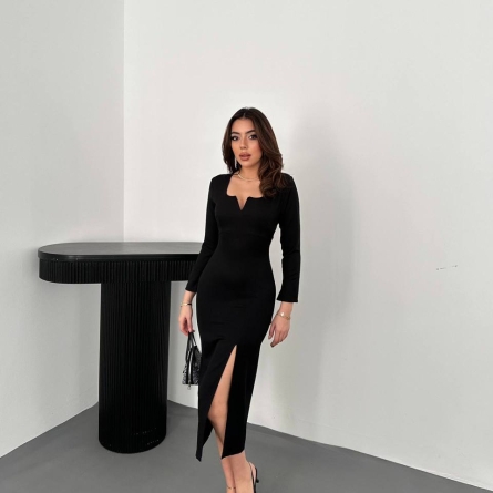 Rochie midi neagra cu decolteu decupat și fantă frontală