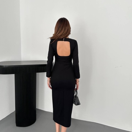 Rochie midi neagra cu decolteu decupat și fantă frontală