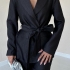 Черный костюм с пиджаком с поясом и брюками
