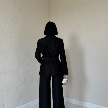 Черный костюм с пиджаком с поясом и брюками