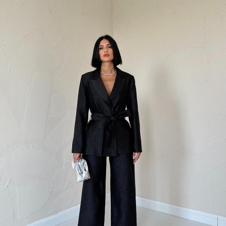 Черный костюм с пиджаком с поясом и брюками