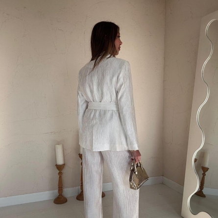 Белый костюм с пиджаком с поясом и брюками