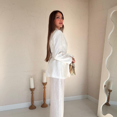 Белый костюм с пиджаком с поясом и брюками