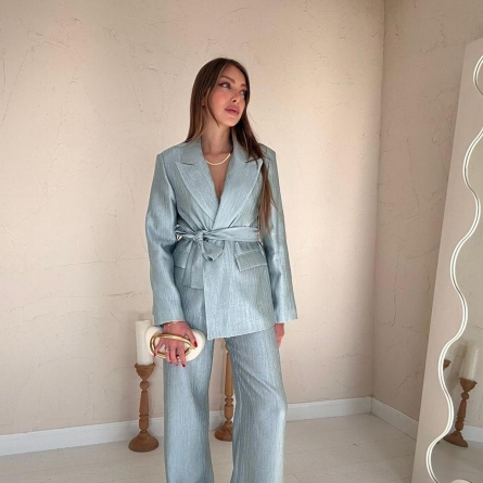 Ментоловый костюм с пиджаком с поясом и брюками