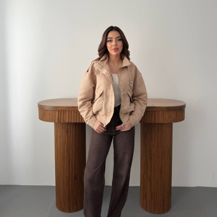 Укороченная бежевый бомбер-куртка с высоким воротником