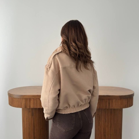 Укороченная бежевый бомбер-куртка с высоким воротником