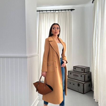 Элегантное пальто кэмэл с карманами, украшенными цепочками