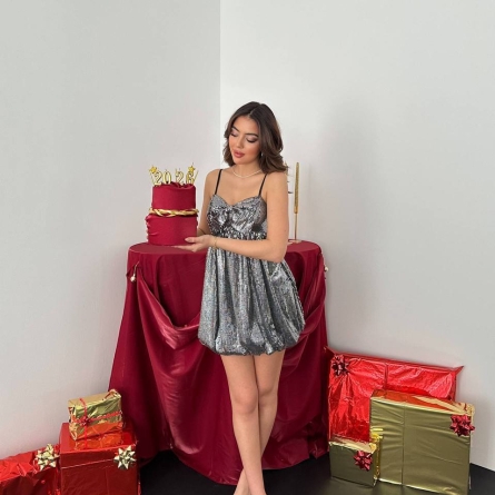 Rochie argintie mini din paiete cu fundă