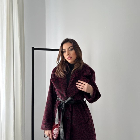 Длинное пальто с поясом и леопардовым принтом бордо